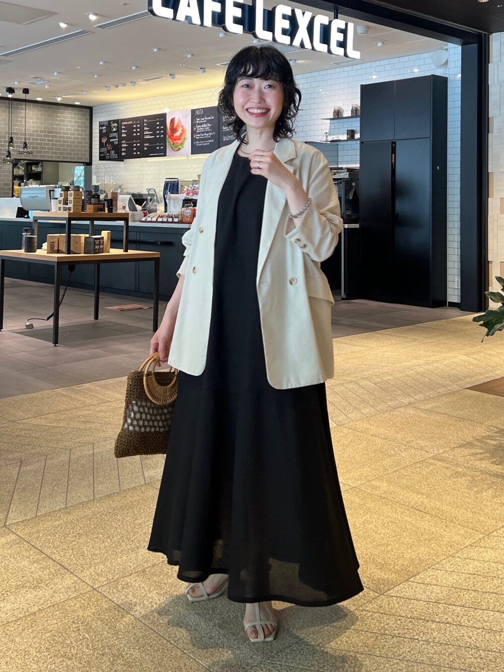「春コーデ、オフィスカジュアル、ショルダーバッグ、キャミワンピ、ベージュ、モード、レイヤードスタイル、シンプルコーデ、プチプラ、淡色コーデ、休日スタイル、ショップスタッフの好印象コーデ、きれいめカジュアル、ショップスタッフのモノトーン、お出かけコーデ日記」｜「Chez toiのリネン混テーラードジャケット（テーラードジャケット、ベージュ系）」を使った、M a k oさん（レディース・155cm）の春コーディネートの2枚目の写真