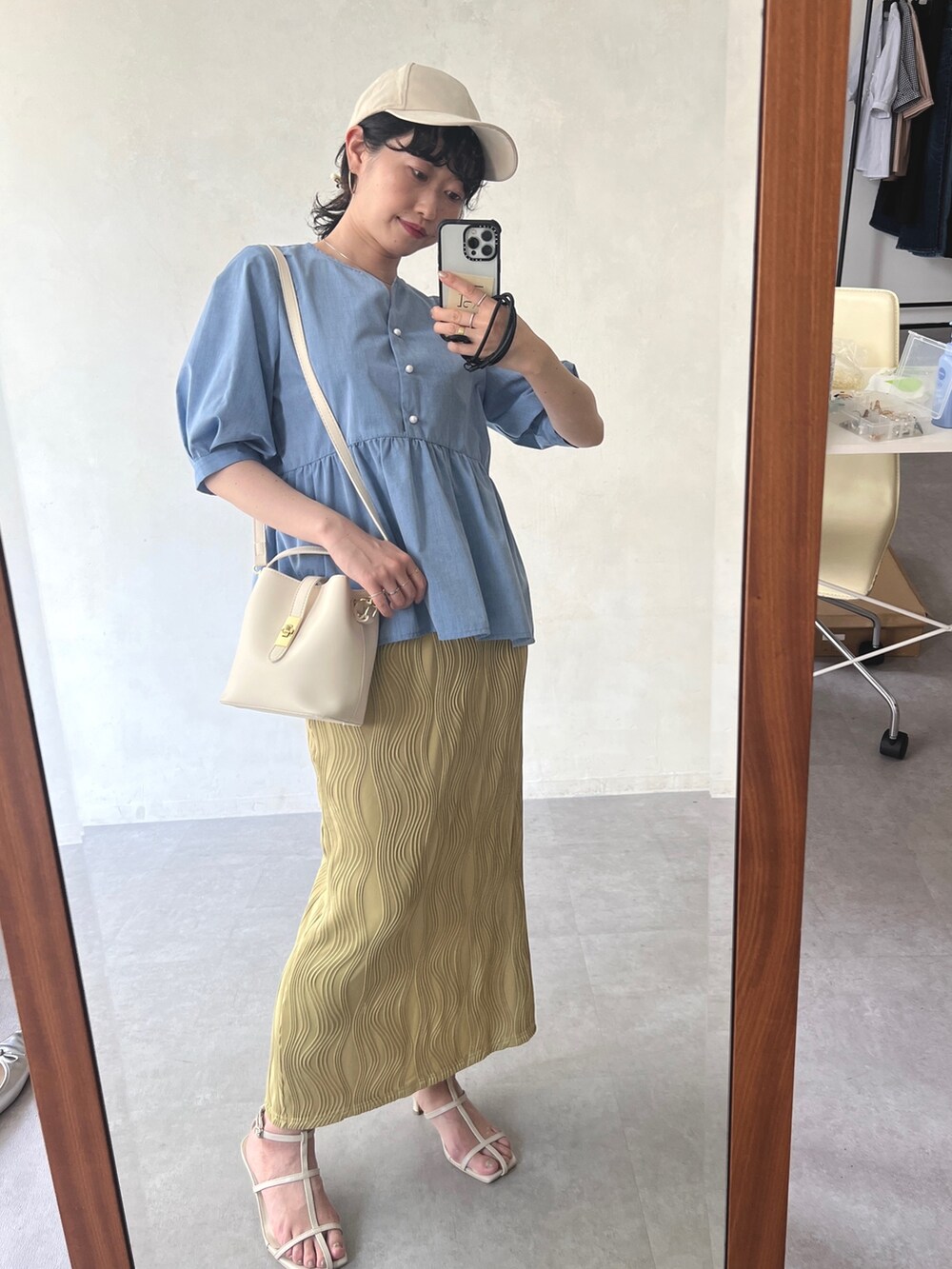 「夏コーデ、休日スタイル、プチプラ、淡色コーデ、ビッグシルエット、韓国ファッション、お出かけコーデ、キャップ、夏セールで買いました」｜「Chez toiのパールボタンギャザー切替ブラウス（シャツ/ブラウス、ブルー系）」を使った、M a k oさん（レディース・155cm）の夏コーディネートの3枚目の写真
