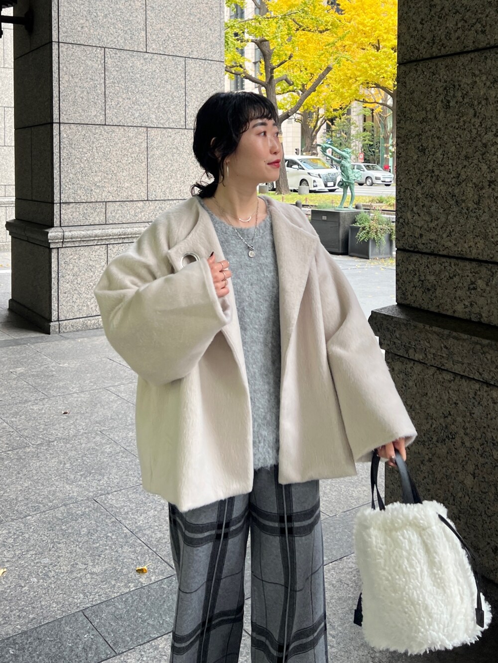 「ニット、淡色コーデ、ファーバッグ、ブーツ、レイヤードスタイル、冬アウター、チェック、休日スタイル、ホワイトコーデ、クリスマスに着たい服、マイベストコーデ2023、お出かけコーデ、コート」｜「Croisiereのアイテム（ノーカラーコート、ホワイト系）」を使った、M a k oさん（レディース・155cm）の冬コーディネートの3枚目の写真