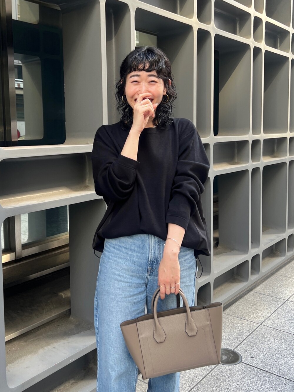 「秋服まるっと大公開、お出かけコーデ、シンプルコーデ、休日スタイル、デニム、きれいめカジュアル、ニット、ストリート、トートバッグ、スポーツミックス」｜「Croisiereのアイテム（Tシャツ/カットソー、ブラック系）」を使った、M a k oさん（レディース・155cm）の秋コーディネートの4枚目の写真