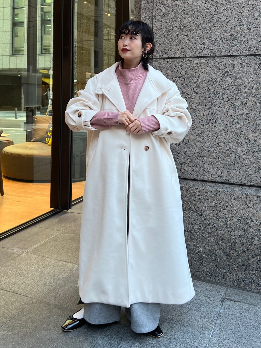 「服とコスメでなりたい自分に、レイヤードスタイル、マイベストコーデ2022、休日スタイル、チェスターコート、きれいめカジュアル、ニット、冬コーデ、ロングコート、ワントーンコーデ、ビッグシルエット」｜「Chez toiのスタンドネックコート（その他アウター、ホワイト系）」を使った、M a k oさん（レディース・155cm）の冬コーディネートの2枚目の写真