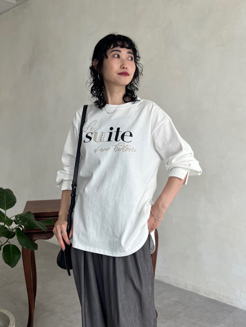 「休日スタイル、ロンT、きれいめカジュアル、ストリート、ショルダーバッグ、モノトーン、ロゴT、コツコツ、タックパンツ」｜「Croisiereのアイテム（スラックス、グレー系）」を使った、M a k oさん（レディース・155cm）の秋コーディネートの3枚目の写真