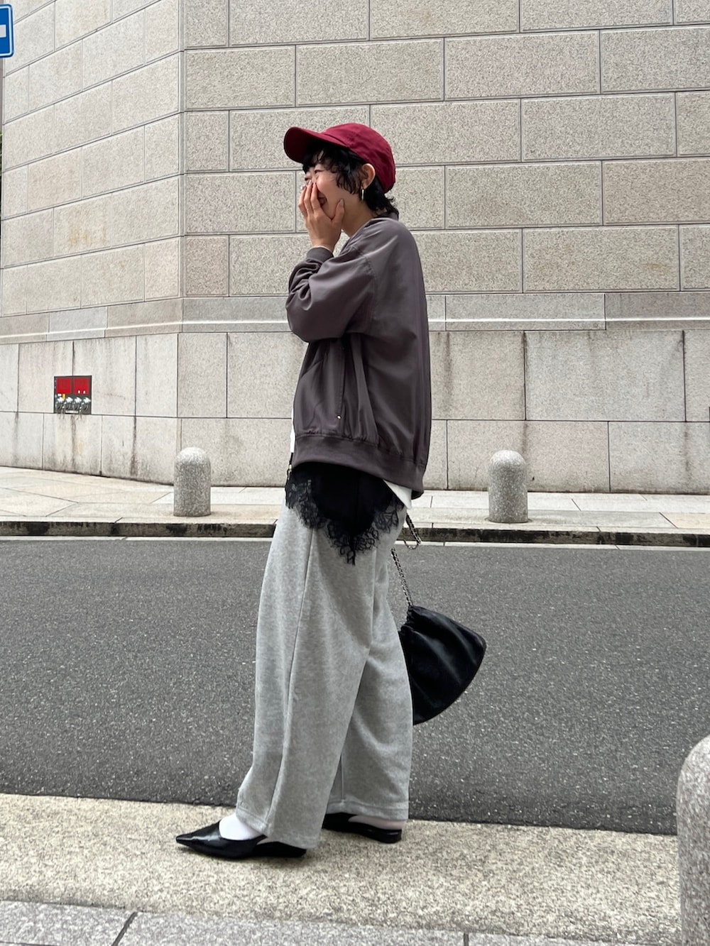 グレー系のブルゾン、ホワイト系のTシャツ/カットソー、グレー系のその他パンツを着用したレディースの春コーディネートの4枚目の写真