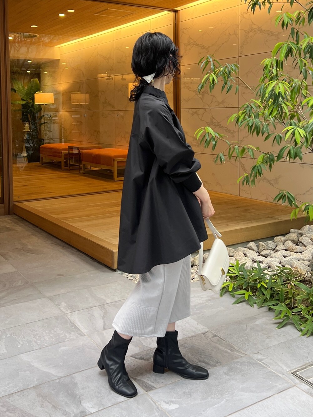 「秋服まるっと大公開、お出かけコーデ、シンプルコーデ、休日スタイル、きれいめカジュアル、モノトーン、ストリート、タイトスカート、骨格ウェーブ、シャツスタイル」｜「Croisiereのアイテム（シャツ/ブラウス、ブラック系）」を使った、M a k oさん（レディース・155cm）の秋コーディネートの4枚目の写真