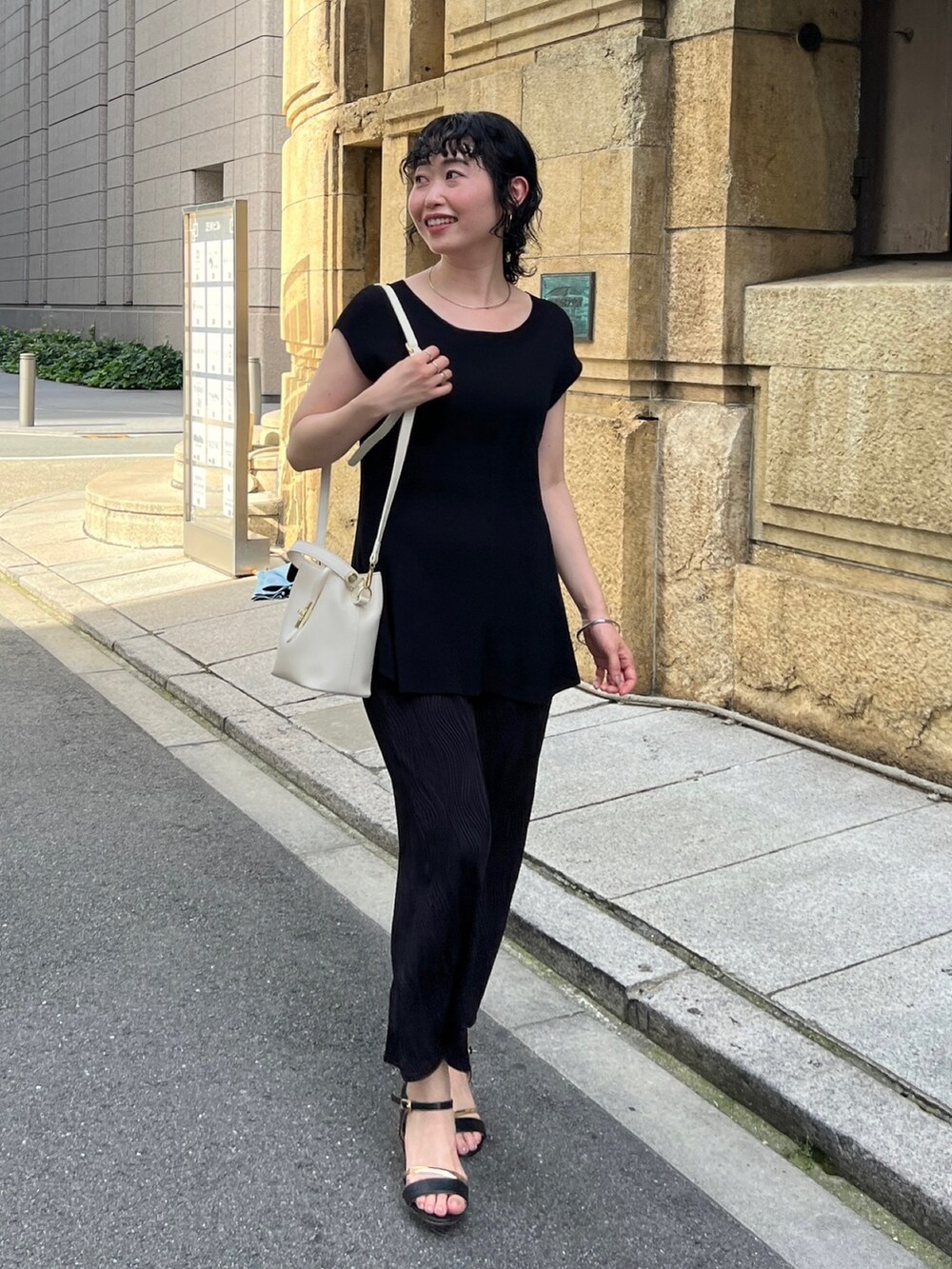 「休日スタイル、プチプラ、ビッグシルエット、韓国ファッション、お出かけコーデ、オフィスカジュアル、夏セールで買いました、モノトーン、骨格ウェーブ、きれいめカジュアル、ショルダーバッグ」｜「Chez toiのペプラムフレンチスリーブプルオーバー（ニット/セーター、ブラック系）」を使った、M a k oさん（レディース・155cm）の夏コーディネートの2枚目の写真