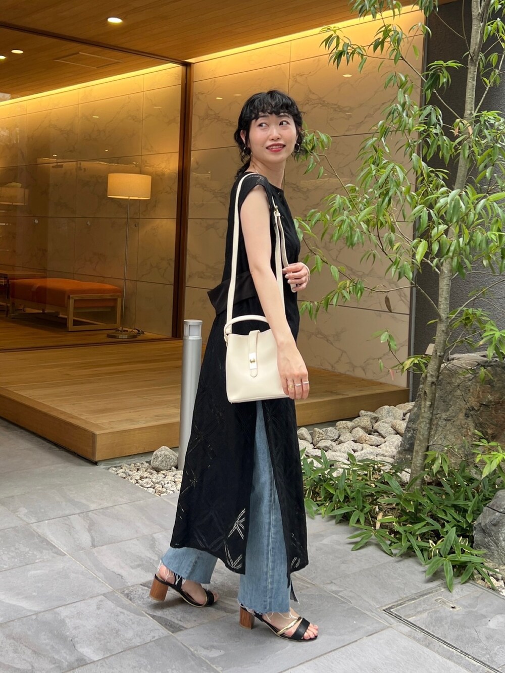 「シアートップス、ショルダーバッグ、モノトーン、夏コーデ、休日スタイル、デニム、プチプラ、ビッグシルエット、ワンピース、お出かけコーデ、オフィスカジュアル、レイヤードスタイル」｜「Chez toiのサークルレースレイヤードワンピース（ワンピース、ブラック系）」を使った、M a k oさん（レディース・155cm）の夏コーディネートの2枚目の写真