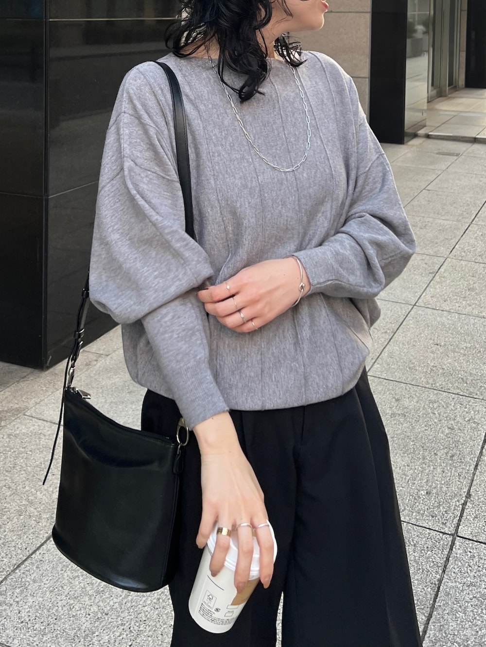 「ファッションを楽しもう、ブーツ、モノトーン、ビッグシルエット、お出かけコーデ、きれいめカジュアル、ニット、冬コーデ、ハーフパンツ、骨格ウェーブ」｜「Croisiereのアイテム（ニット/セーター、グレー系）」を使った、M a k oさん（レディース・155cm）の秋コーディネートの3枚目の写真