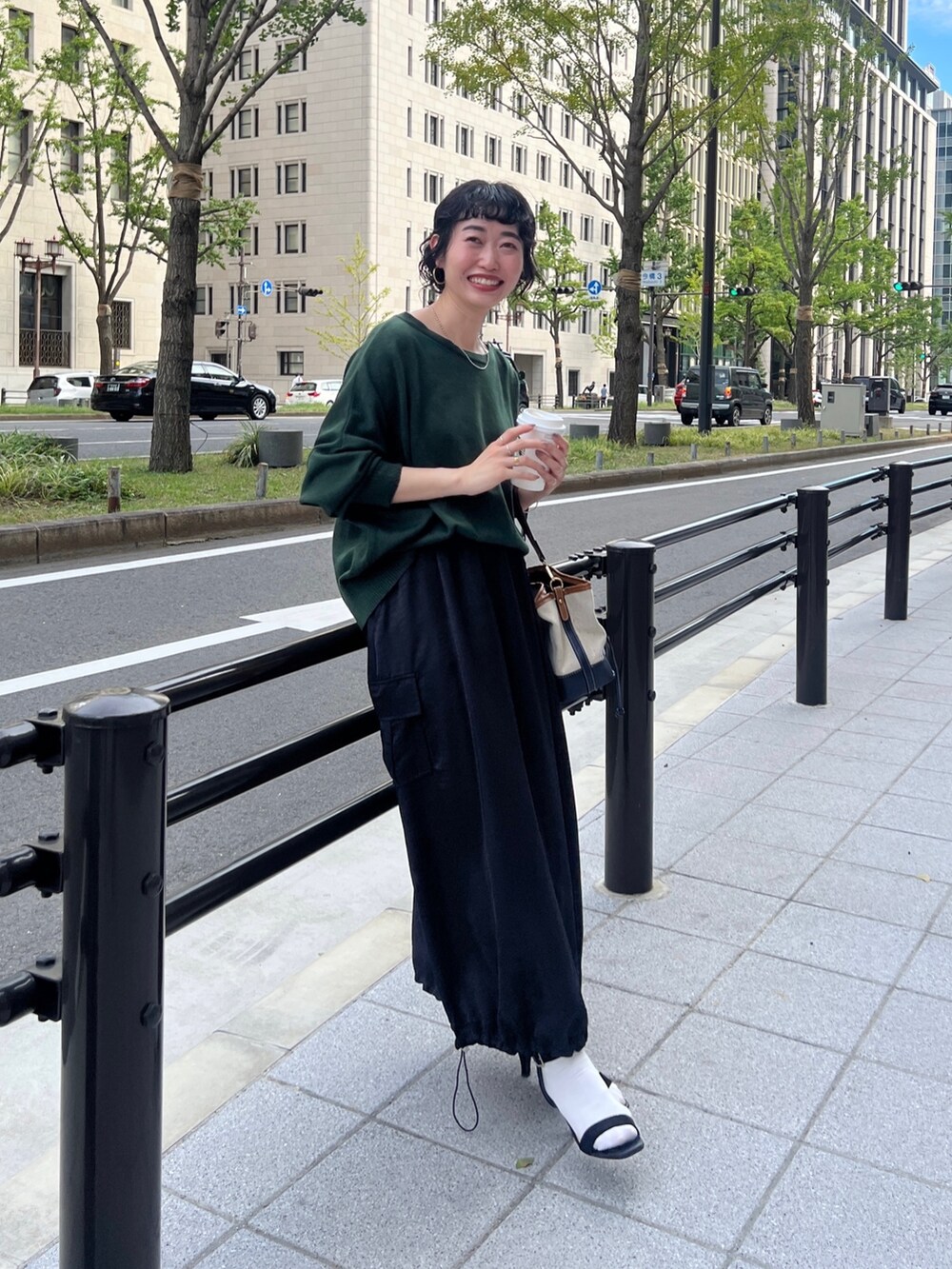 「シンプルコーデ、ロングスカート、休日スタイル、きれいめカジュアル、ニット、モノトーン、ビッグシルエット、レイヤードスタイル、Gジャン、骨格ウェーブ」｜「Croisiereのアイテム（デニムジャケット、ブルー系）」を使った、M a k oさん（レディース・155cm）の秋コーディネートの4枚目の写真