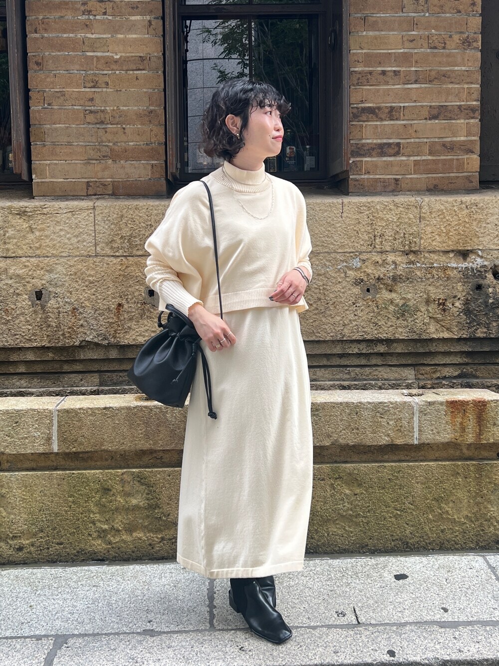 「プチプラ、ハンドバッグ、ワントーンコーデ、ベージュ、レイヤードスタイル、きれいめカジュアル、ロングワンピース、秋コーデ、秋服コーデ、大人女子、ラクチンコーデ、大人カジュアル」｜「Chez toiのケーププルオーバー×リブワンピースニットアップ（ワンピース、ホワイト系）」を使った、M a k oさん（レディース・155cm）の秋コーディネートの2枚目の写真