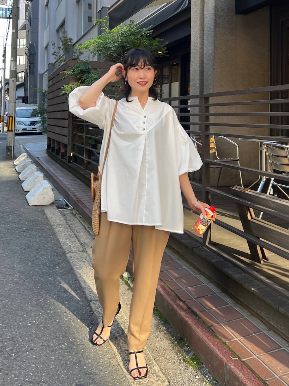 「ショップスタッフの推しトップス、ショップスタッフの推しボトムス、ショップスタッフのおしゃれ配色、初夏コーデ、休日スタイル、プチプラ、ショルダーバッグ、シンプルコーデ、ミニバッグ、ビッグシルエット、淡色コーデ、お出かけコーデ、きれいめカジュアル」｜「Chez toiのスリットネック袖バルーンブラウス（シャツ/ブラウス、ホワイト系）」を使った、M a k oさん（レディース・155cm）の夏コーディネートの4枚目の写真