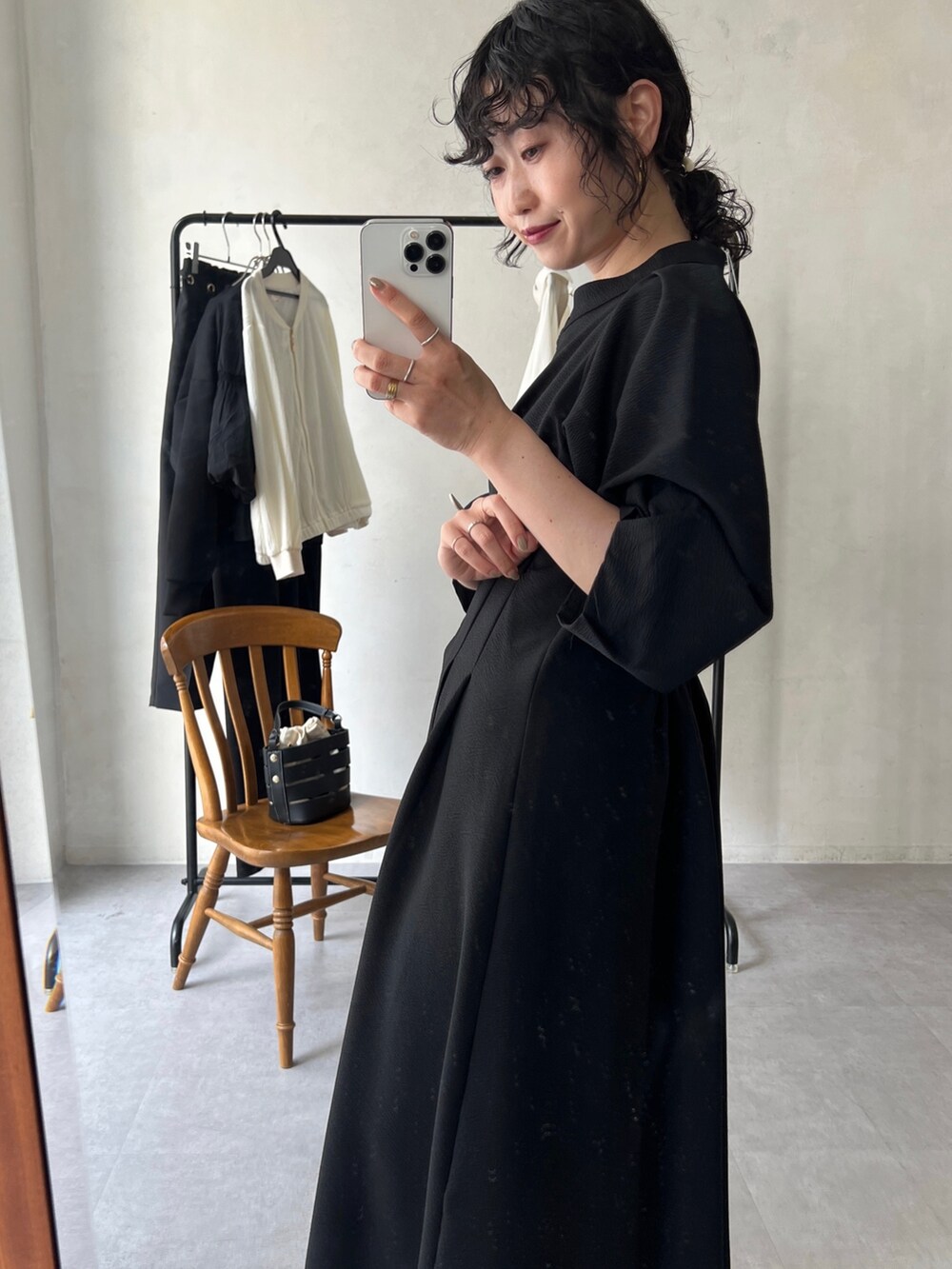 「アツいコーデ全部見せ、プチプラ、モノトーン、Coming soon...、ワンピース、カラー×コーデ、ブラウン、休日スタイル、お呼ばれスタイル、きれいめカジュアル、ひょう柄、オフィスカジュアル、秋服準備はじめました」｜「Chez toiのウエストデザインJQシャツワンピース（シャツワンピース、ブラック系）」を使った、M a k oさん（レディース・155cm）の夏コーディネートの3枚目の写真