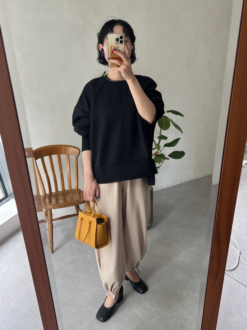 ブラック系のTシャツ/カットソー、ブラック系のパンプス、ベージュ系のその他パンツを着用したレディースの秋コーディネートの2枚目の写真