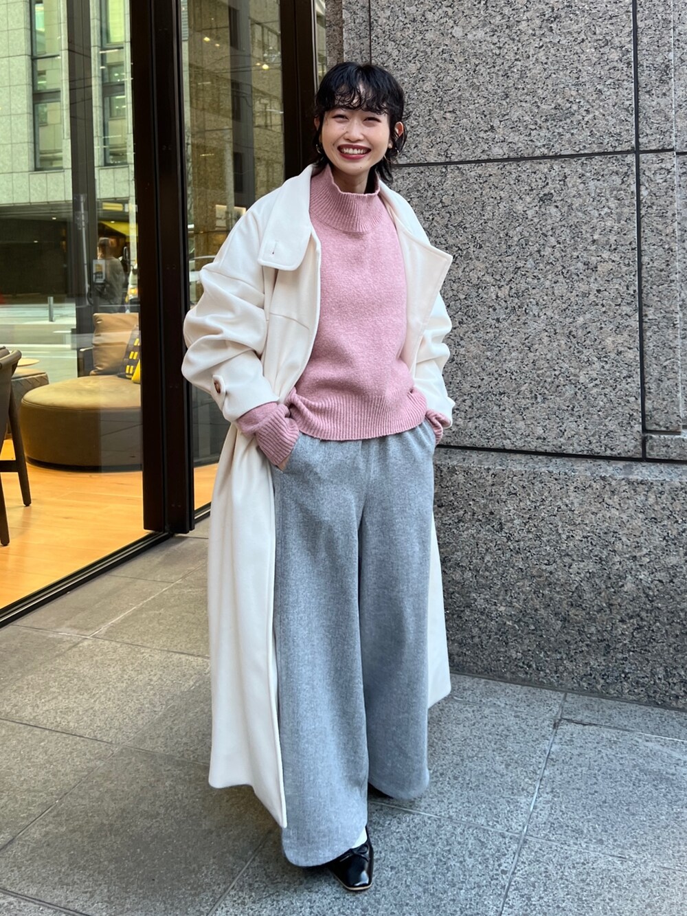 「服とコスメでなりたい自分に、レイヤードスタイル、マイベストコーデ2022、休日スタイル、チェスターコート、きれいめカジュアル、ニット、冬コーデ、ロングコート、ワントーンコーデ、ビッグシルエット」｜「Chez toiのスタンドネックコート（その他アウター、ホワイト系）」を使った、M a k oさん（レディース・155cm）の冬コーディネートの3枚目の写真