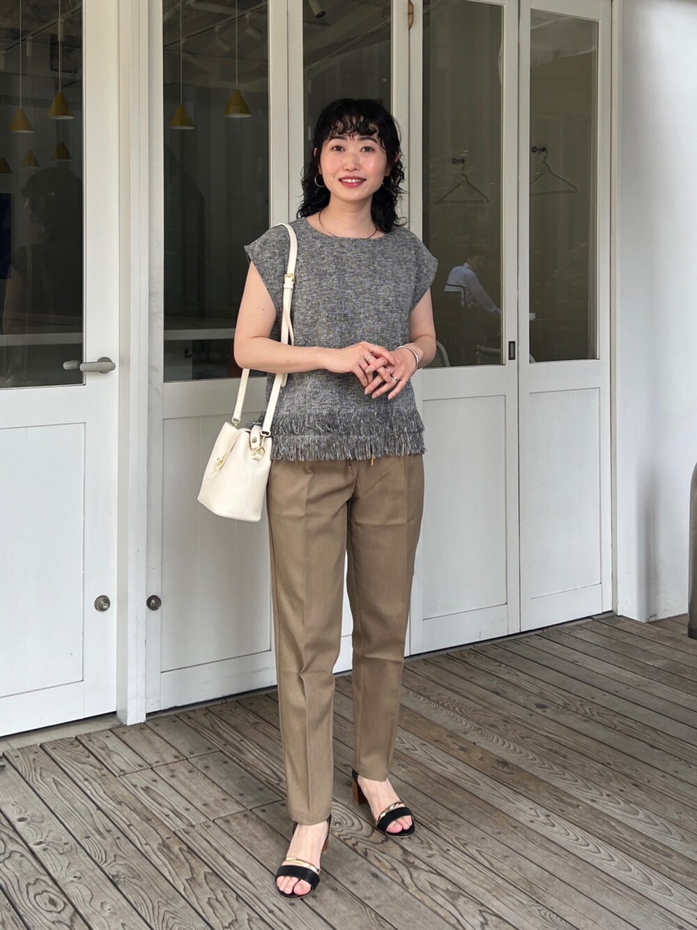 「淡色コーデ、夏コーデ、韓国ファッション、お出かけコーデ、オフィスカジュアル、きれいめカジュアル、夏セールで買いました、プチプラ、サンダル、モノトーン」｜「Chez toiの【セット着用可能】ツイードフレンチスリーブブラウス（シャツ/ブラウス、ブラック系）」を使った、M a k oさん（レディース・155cm）の夏コーディネートの3枚目の写真