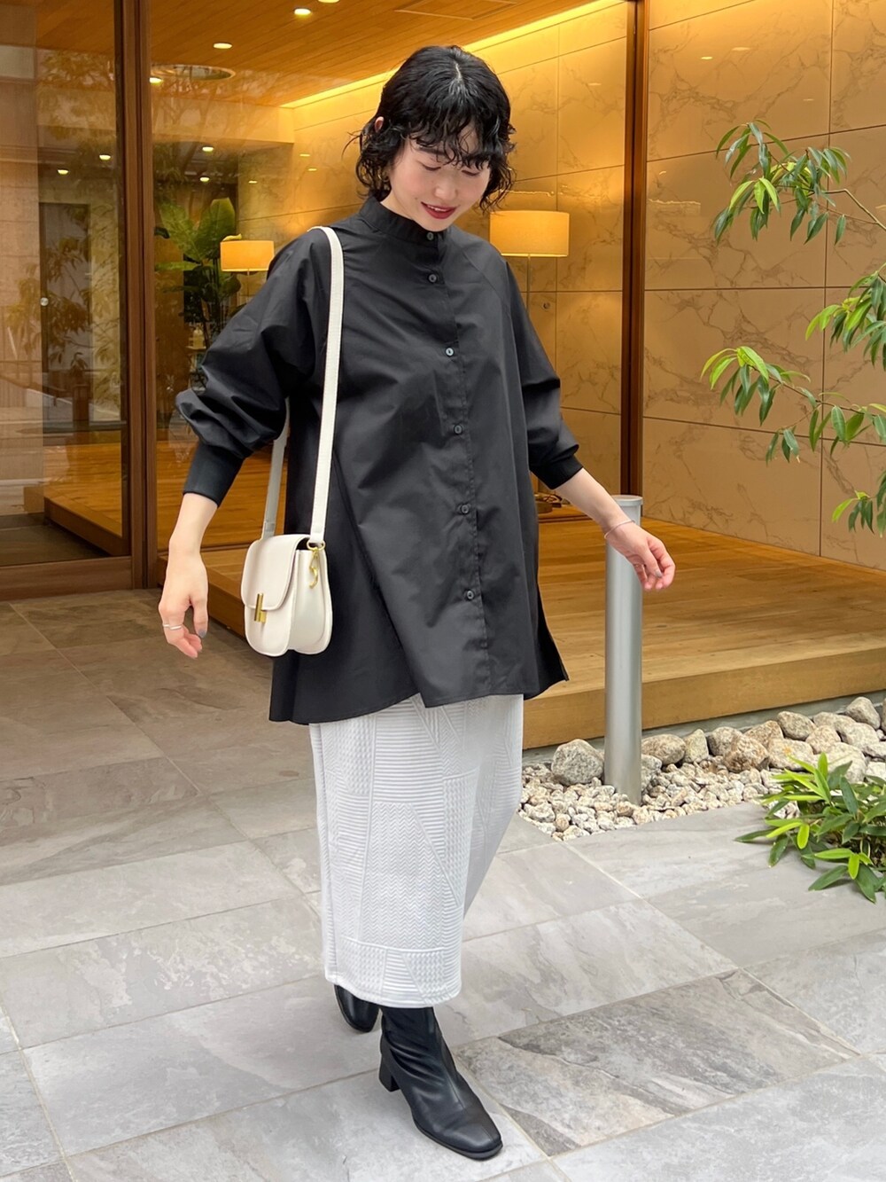 「秋服まるっと大公開、お出かけコーデ、シンプルコーデ、休日スタイル、きれいめカジュアル、モノトーン、ストリート、タイトスカート、骨格ウェーブ、シャツスタイル」｜「Croisiereのアイテム（シャツ/ブラウス、ブラック系）」を使った、M a k oさん（レディース・155cm）の秋コーディネートの6枚目の写真