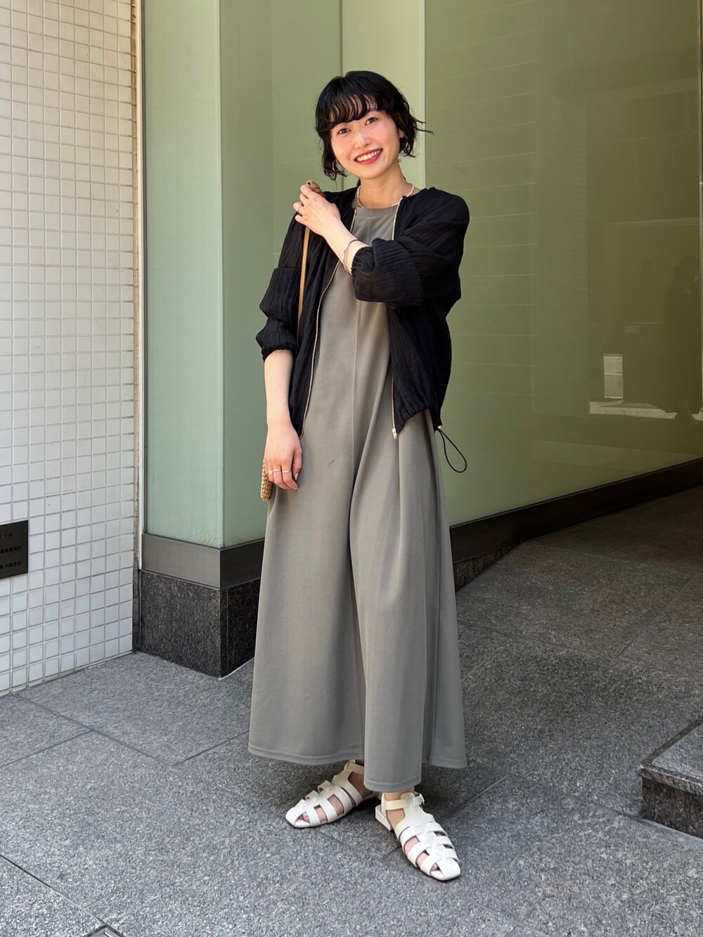 「お出かけコーデ日記、ショップスタッフの推しワンピ、ショップスタッフのスタイルアップ術、ショップスタッフのおしゃれ配色、休日スタイル、オフィスカジュアル、春夏コーデ、初夏コーデ、シアートップス、プチプラ、ショルダーバッグ、グルカサンダル」｜「Chez toiの楊柳シアーブルゾン（ブルゾン、ブラック系）」を使った、M a k oさん（レディース・155cm）の春コーディネートの2枚目の写真