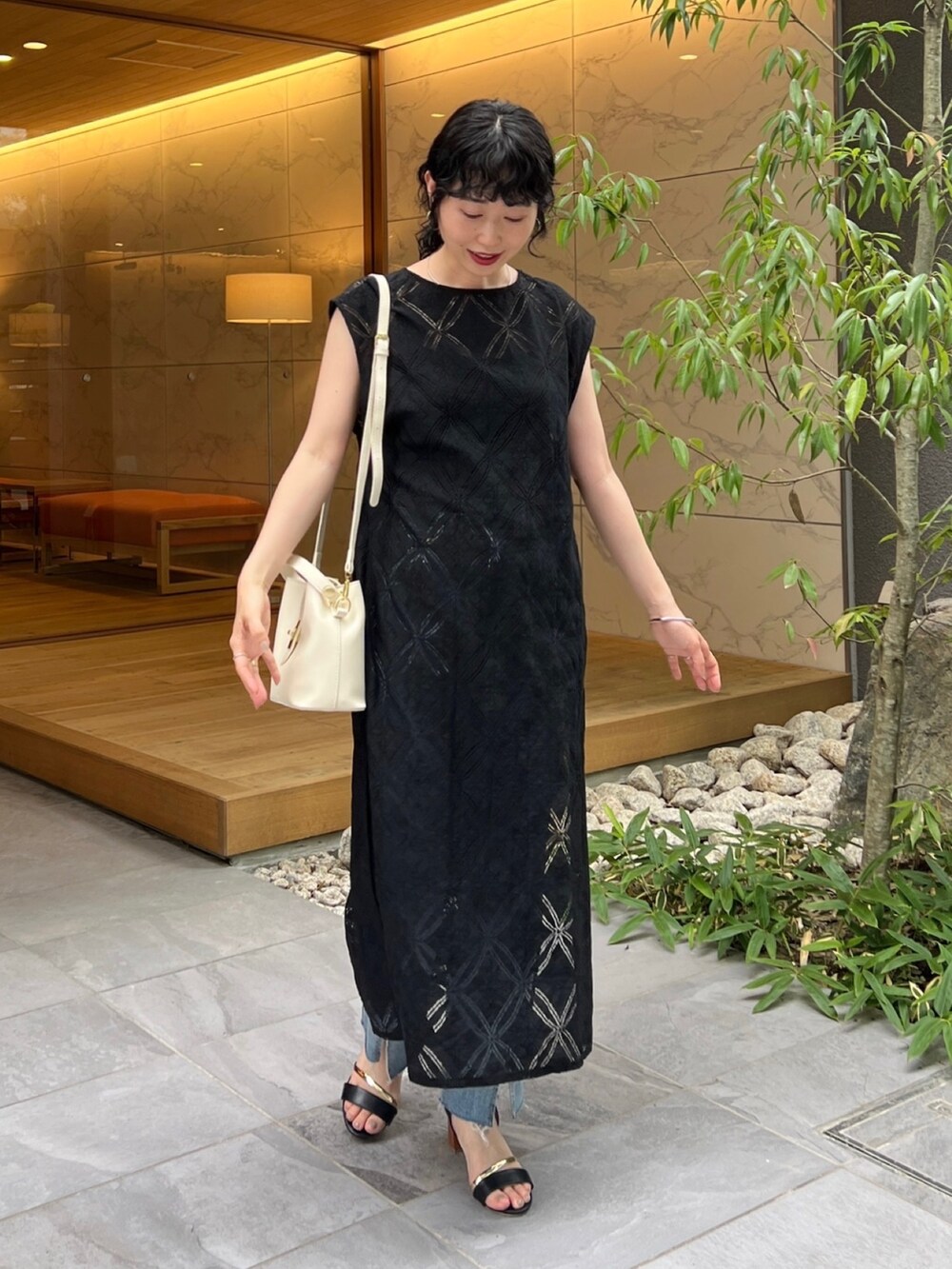 「シアートップス、ショルダーバッグ、モノトーン、夏コーデ、休日スタイル、デニム、プチプラ、ビッグシルエット、ワンピース、お出かけコーデ、オフィスカジュアル、レイヤードスタイル」｜「Chez toiのサークルレースレイヤードワンピース（ワンピース、ブラック系）」を使った、M a k oさん（レディース・155cm）の夏コーディネートの3枚目の写真
