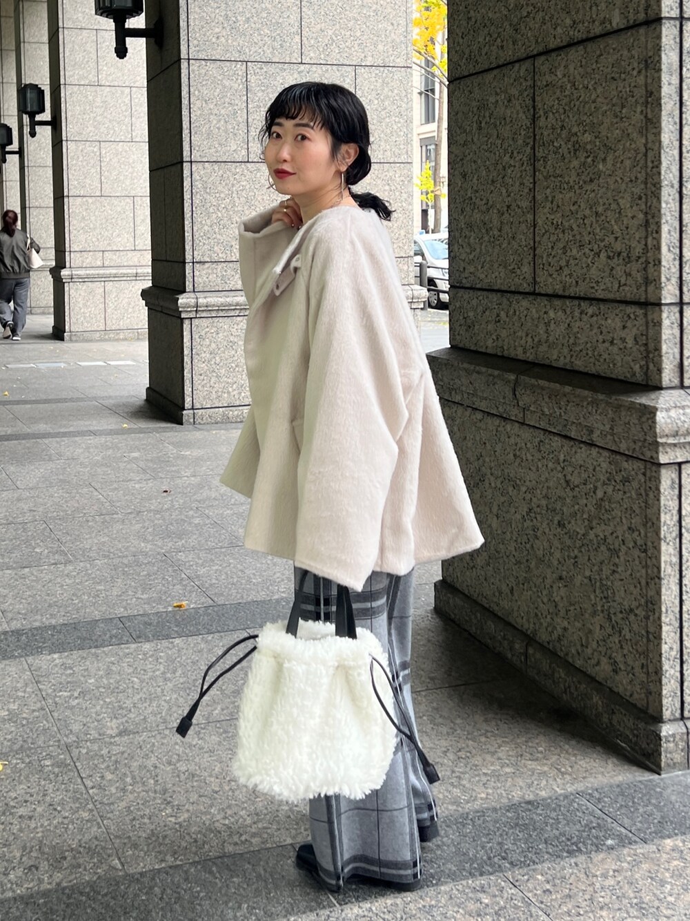 「ニット、淡色コーデ、ファーバッグ、ブーツ、レイヤードスタイル、冬アウター、チェック、休日スタイル、ホワイトコーデ、クリスマスに着たい服、マイベストコーデ2023、お出かけコーデ、コート」｜「Croisiereのアイテム（ノーカラーコート、ホワイト系）」を使った、M a k oさん（レディース・155cm）の冬コーディネートの4枚目の写真