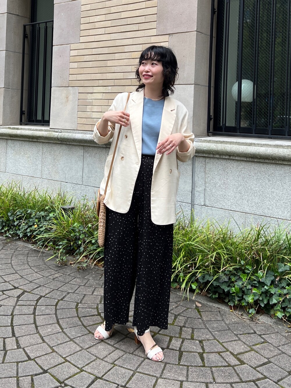 「ショップスタッフの推しトップス、ショップスタッフのモノトーン、ショップスタッフのおしゃれ配色、シンプルコーデ、プチプラ、ビッグシルエット、休日スタイル、オフィスカジュアル、春夏コーデ、モード」｜「Chez toiのリネン混テーラードジャケット（テーラードジャケット、ホワイト系）」を使った、M a k oさん（レディース・155cm）の春コーディネートの4枚目の写真