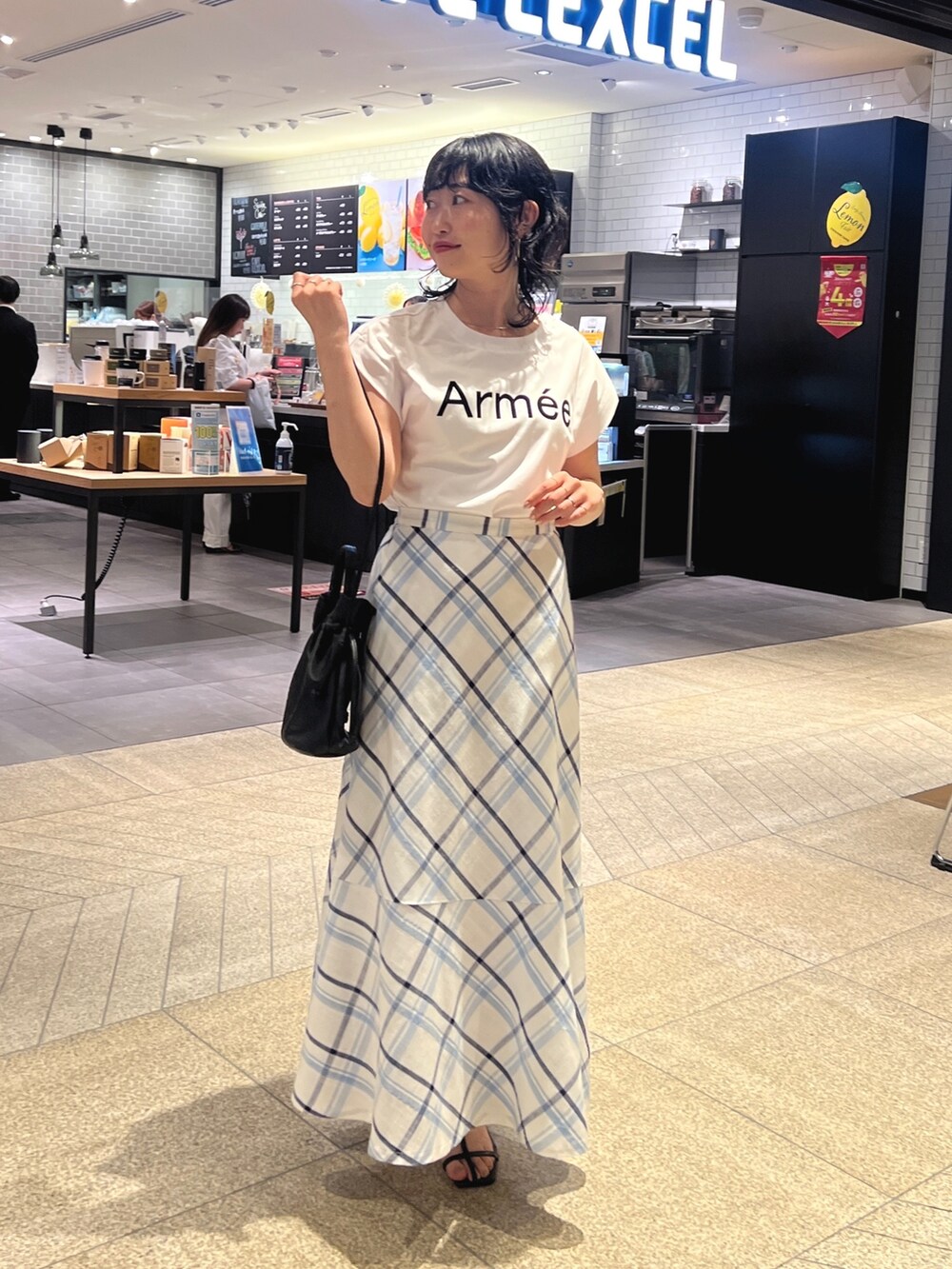 「夏だ！Tシャツ着よう！、マーメイドスカート、ショルダーバッグ、モノトーン、夏コーデ、休日スタイル、プチプラ、淡色コーデ、韓国ファッション、ロゴT、みんなの白Tフェス」｜「Chez toiの機能素材ノースリロゴプルオーバー（Tシャツ/カットソー、ホワイト系）」を使った、M a k oさん（レディース・155cm）の夏コーディネートの3枚目の写真