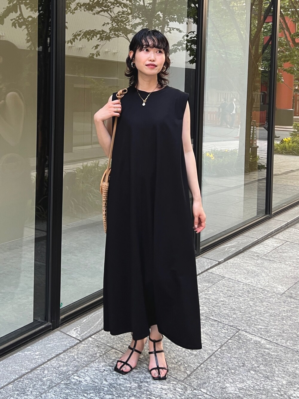 「ショップスタッフの推しワンピ、ショップスタッフのモノトーン、このスタイルがお気に入り、ミニバッグ、お出かけコーデ、きれいめカジュアル、ショルダーバッグ、モノトーン、夏コーデ、休日スタイル、ラクチンコーデ」｜「Chez toiのショルダータックカットワンピース（ワンピース、ブラック系）」を使った、M a k oさん（レディース・155cm）の夏コーディネートの2枚目の写真