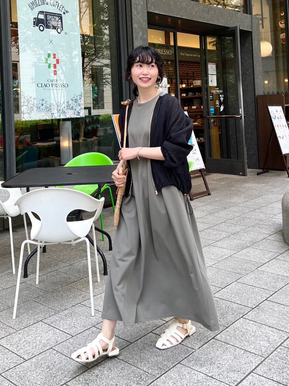 「お出かけコーデ日記、ショップスタッフの推しワンピ、ショップスタッフのスタイルアップ術、ショップスタッフのおしゃれ配色、休日スタイル、オフィスカジュアル、春夏コーデ、初夏コーデ、シアートップス、プチプラ、ショルダーバッグ、グルカサンダル」｜「Chez toiの楊柳シアーブルゾン（ブルゾン、ブラック系）」を使った、M a k oさん（レディース・155cm）の春コーディネートの3枚目の写真