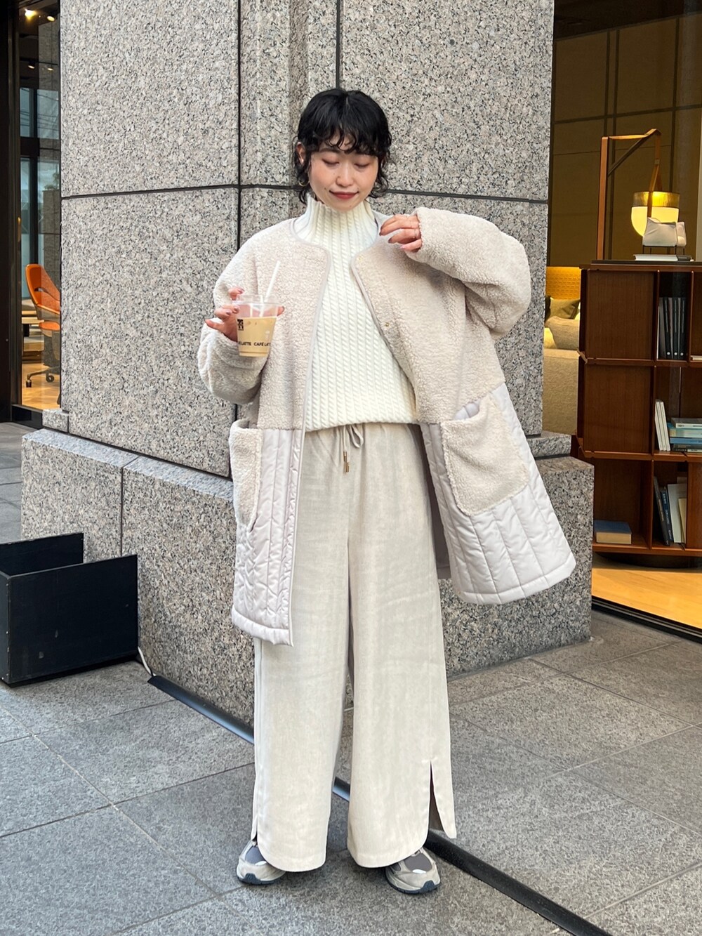 「モード、ボアジャケット、ホワイトコーデ、マイベストコーデ2022、休日スタイル、きれいめカジュアル、ニット、冬コーデ、ワントーンコーデ、ビッグシルエット、淡色コーデ、タートルネック、私の推しブランド、骨格ウェーブ、スニーカー」｜「Chez toiのボア×ストライプキルトコート（ノーカラージャケット、ホワイト系）」を使った、M a k oさん（レディース・155cm）の冬コーディネートの2枚目の写真