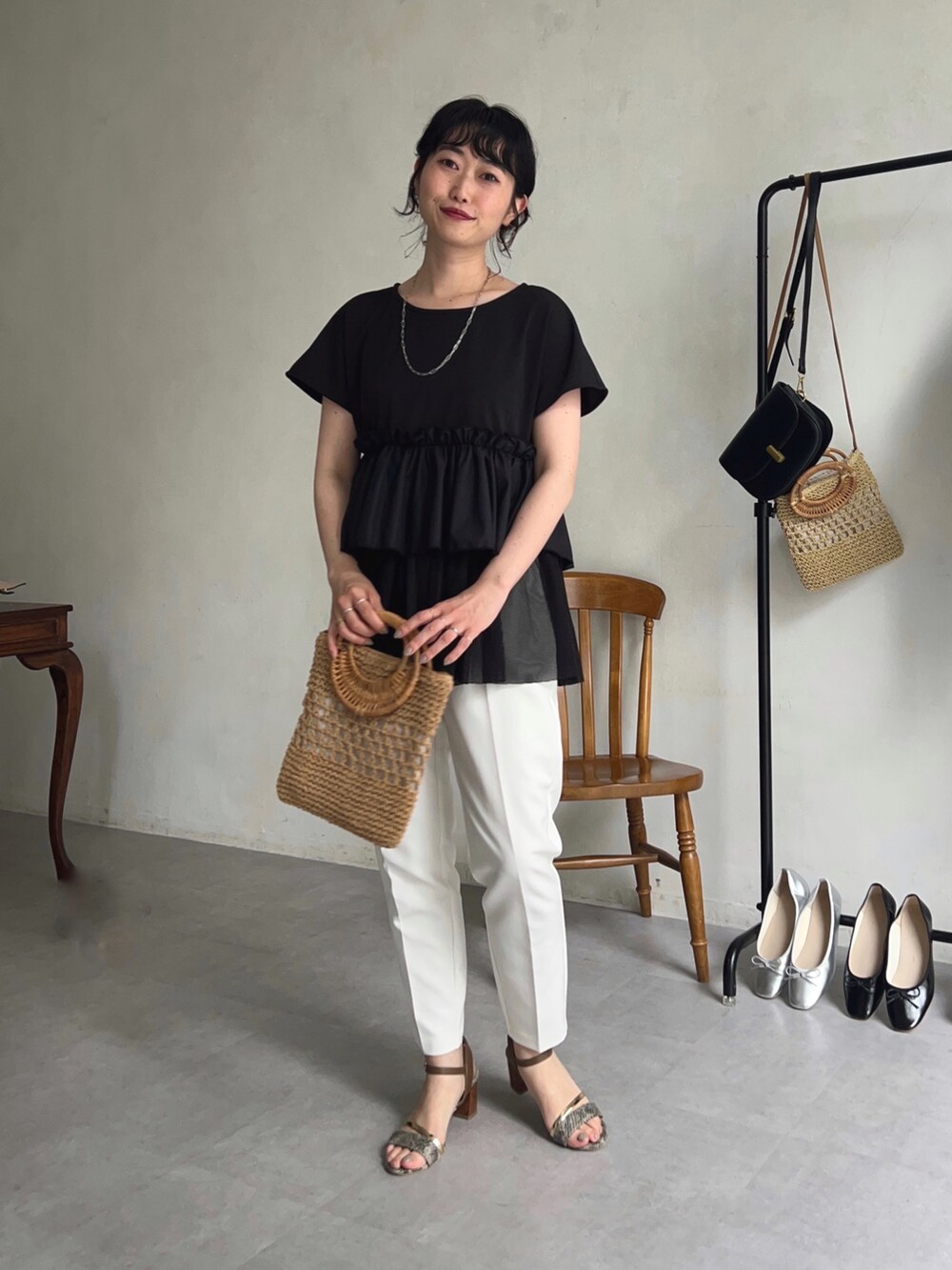 「ショップスタッフの推しトップス、ショップスタッフのモノトーン、お出かけコーデ、きれいめカジュアル、夏だ！Tシャツ着よう！、ショルダーバッグ、モノトーン、夏コーデ、休日スタイル、プチプラ、かごバッグ」｜「Chez toiの異素材ペプラムプルオーバー（Tシャツ/カットソー、ブラック系）」を使った、M a k oさん（レディース・155cm）の夏コーディネートの2枚目の写真