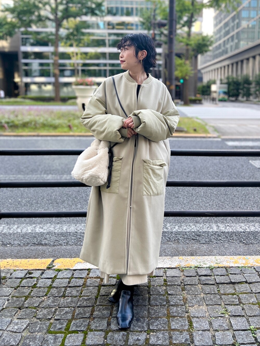 「WEARハロウィン2022、プチプラ、シンプルコーデ、ボストンバッグ、モード、レイヤードスタイル、きれいめカジュアル、スタジャン、モノトーンコーデ、ロングコート、ショートブーツ、コーデュロイ」｜「Chez toiの生地切替ブルゾンコート（ブルゾン、グリーン系）」を使った、M a k oさん（レディース・155cm）の秋コーディネートの2枚目の写真