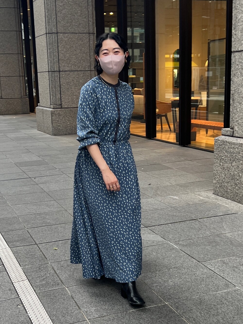 「休日スタイル、淡色コーデ、ブーツ、韓国ファッション、プチプラ、ショルダーバッグ、ジャケットスタイル、ハンドバッグ、ワントーンコーデ、シンプルコーデ、きれいめコーディネート、大人カジュアル、秋服準備はじめました」｜「Chez toiの袖口タック合皮ジャケット（ブルゾン、ホワイト系）」を使った、M a k oさん（レディース・155cm）の秋コーディネートの3枚目の写真