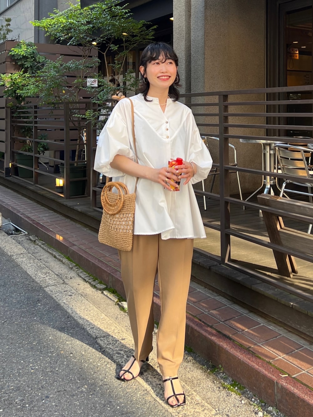 「ショップスタッフの推しトップス、ショップスタッフの推しボトムス、ショップスタッフのおしゃれ配色、初夏コーデ、休日スタイル、プチプラ、ショルダーバッグ、シンプルコーデ、ミニバッグ、ビッグシルエット、淡色コーデ、お出かけコーデ、きれいめカジュアル」｜「Chez toiのスリットネック袖バルーンブラウス（シャツ/ブラウス、ホワイト系）」を使った、M a k oさん（レディース・155cm）の夏コーディネートの3枚目の写真