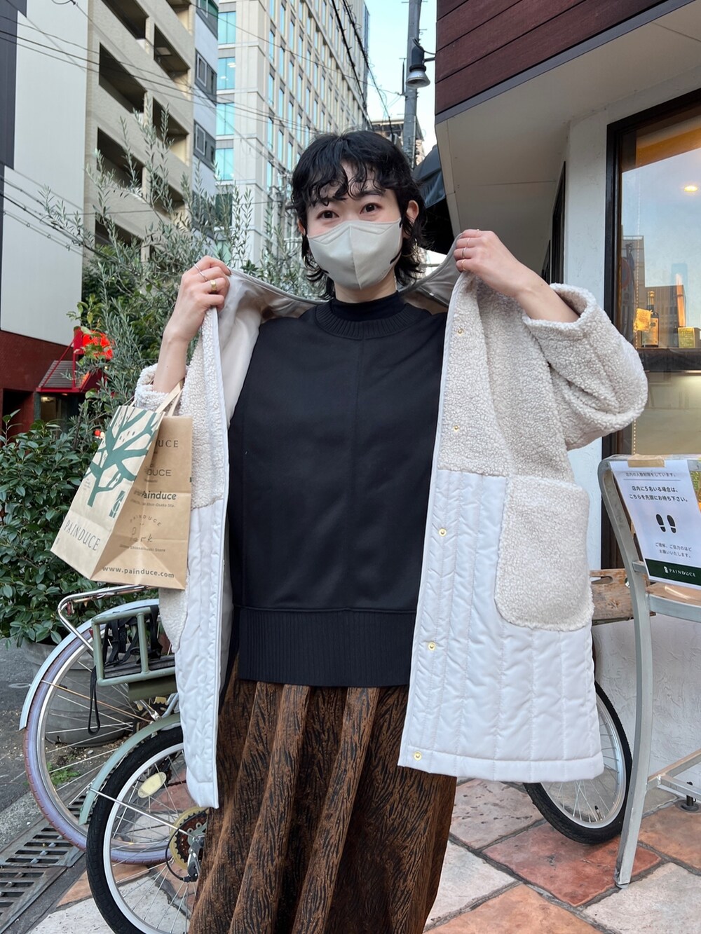 「タートルネック、モード、ボアジャケット、ホワイトコーデ、クリスマスに着たい服、レイヤードスタイル、ロングワンピース、マイベストコーデ2022、休日スタイル、韓国ファッション、きれいめカジュアル」｜「Chez toiの軽量ボンディング×リブ切替プルオーバー（Tシャツ/カットソー、ブラック系）」を使った、M a k oさん（レディース・155cm）の冬コーディネートの4枚目の写真
