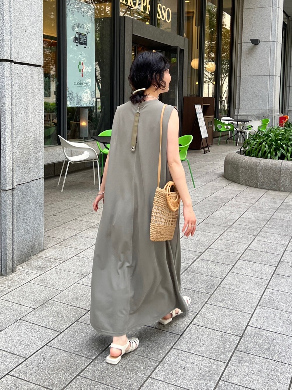 「ショップスタッフの推しワンピ、ショップスタッフのモノトーン、このスタイルがお気に入り、グルカサンダル、シンプルコーデ、ミニバッグ、ビッグシルエット、お出かけコーデ、きれいめカジュアル、ショルダーバッグ」｜「Chez toiのショルダータックカットワンピース（ワンピース、グリーン系）」を使った、M a k oさん（レディース・155cm）の夏コーディネートの3枚目の写真