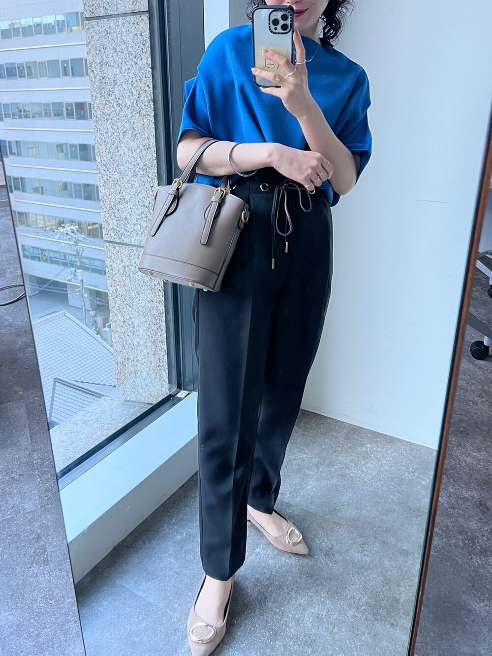 「ビッグシルエット、韓国ファッション、お出かけコーデ、オフィスカジュアル、夏セールで買いました、プチプラ、モノトーン、きれいめカジュアル」｜「Chez toiのウォッシャブル軽量アップスリーブプルオーバー（ニット/セーター、ブルー系）」を使った、M a k oさん（レディース・155cm）の夏コーディネートの3枚目の写真