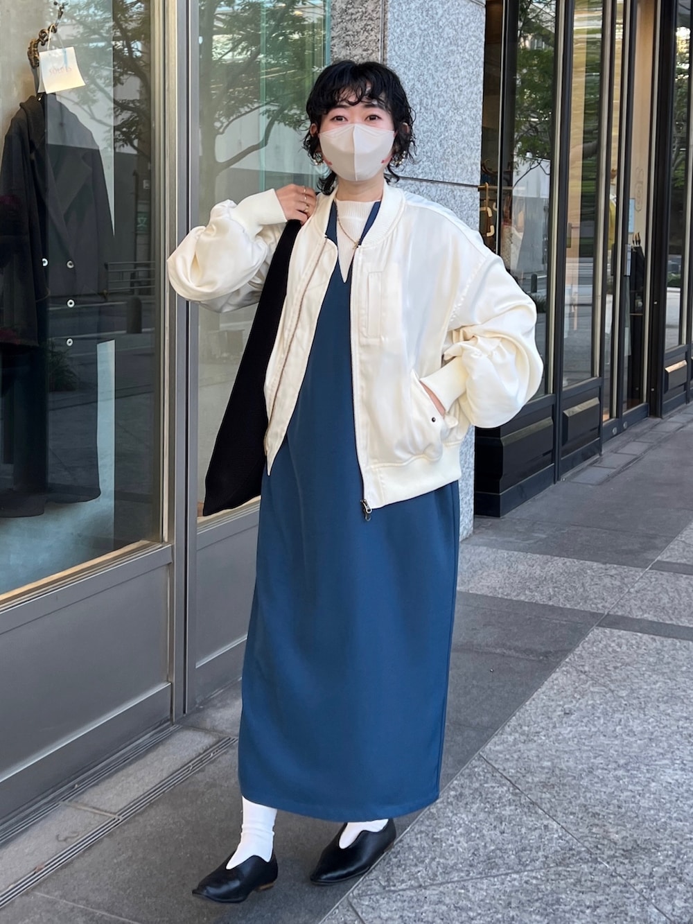 「ジャンパースカート、ビビッドカラー、プチプラ、春色、セットアップ、ジャケット、レイヤードスタイル、シンプルコーデ、淡色コーデ、きれいめカジュアル、春コーデ、春アウター、低身長」｜「Chez toiの袖ギャザーMA-1（MA-1、ホワイト系）」を使った、M a k oさん（レディース・155cm）の冬コーディネートの2枚目の写真