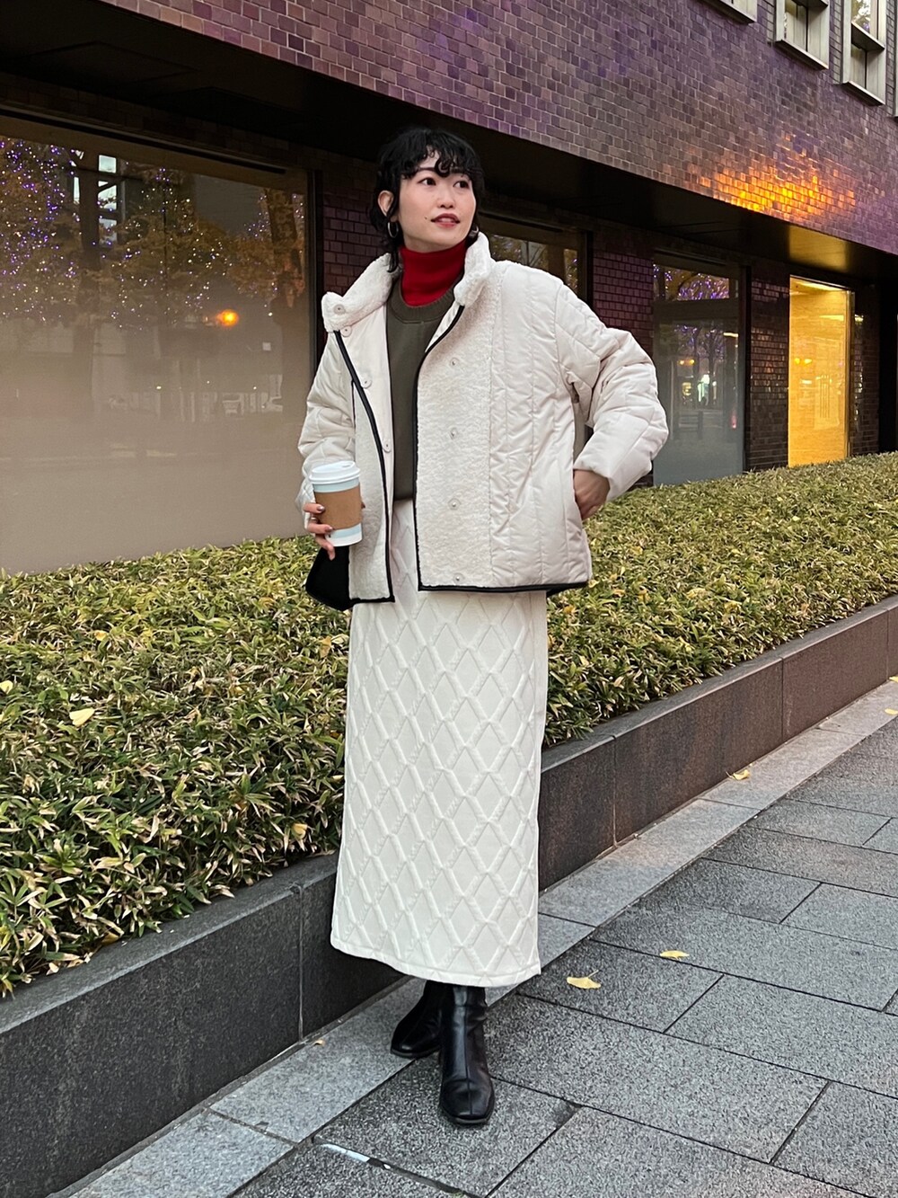 「キルティングジャケット、冬コーデ、トートバッグ、タートルネック、モード、ボアジャケット、ホワイトコーデ、レイヤードスタイル、赤、休日スタイル、きれいめカジュアル、服とコスメでなりたい自分に、ニット、骨格ウェーブ、私の推しブランド」｜「Chez toiのボア×中綿スタンドネックジャケット（ダウンジャケット/コート、ホワイト系）」を使った、M a k oさん（レディース・155cm）の冬コーディネートの2枚目の写真