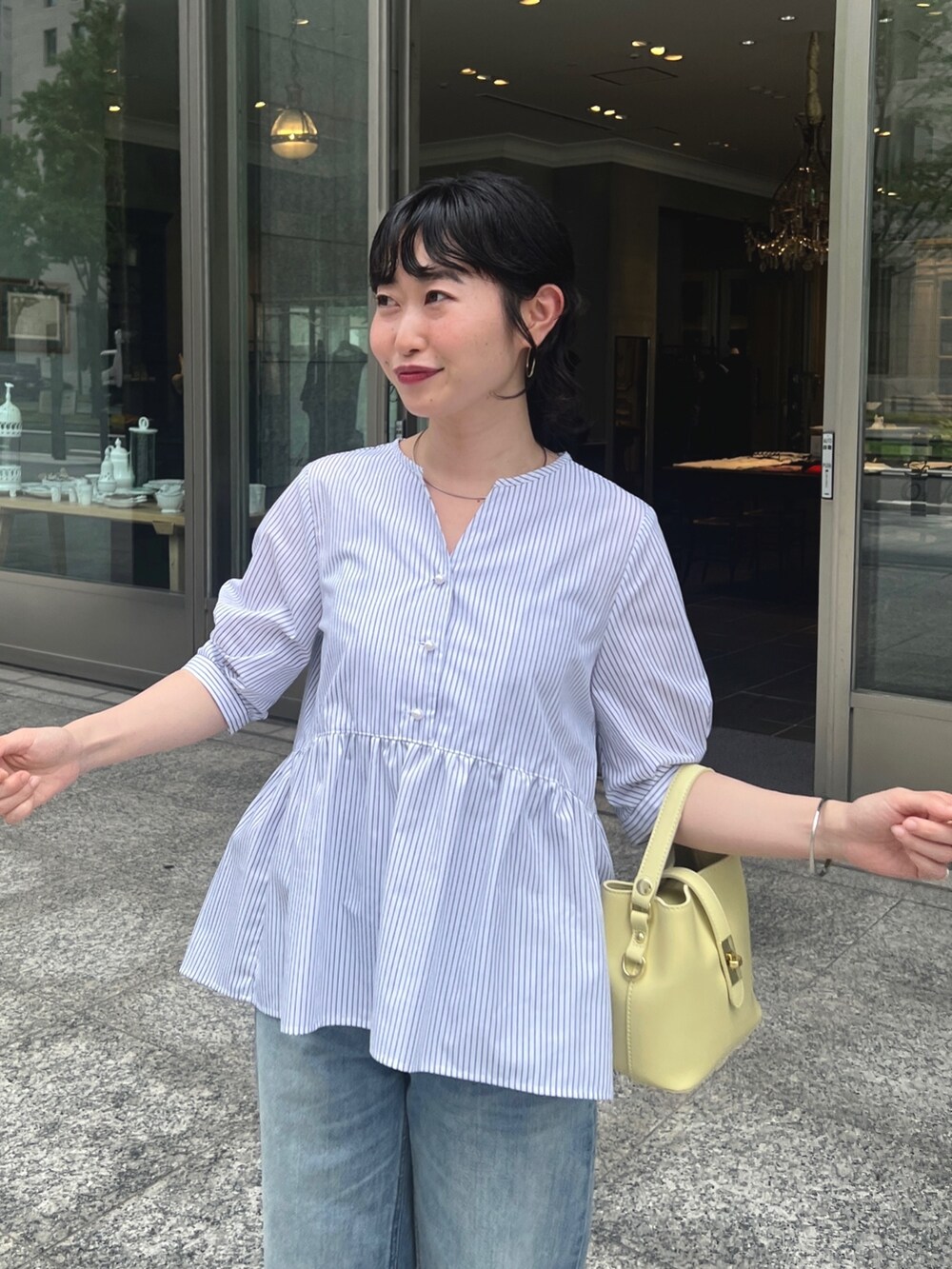 「お出かけコーデ、きれいめカジュアル、デニム、夏コーデ、休日スタイル、プチプラ、淡色コーデ、オフィスカジュアル」｜「Chez toiのパールボタンギャザー切替ブラウス（シャツ/ブラウス、ホワイト系）」を使った、M a k oさん（レディース・155cm）の夏コーディネートの4枚目の写真