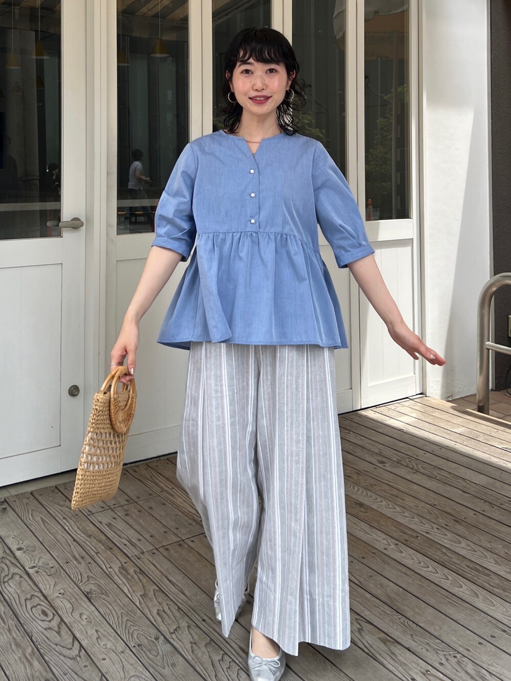 「ショップスタッフの推しトップス、ショップスタッフの推しボトムス、ショップスタッフのおしゃれ配色、このスタイルがお気に入り、シンプルコーデ、ミニバッグ、淡色コーデ、お出かけコーデ、きれいめカジュアル、リネン、ショルダーバッグ、夏コーデ、休日スタイル、骨格ウェーブ」｜「Chez toiのパールボタンギャザー切替ブラウス（シャツ/ブラウス、ブルー系）」を使った、M a k oさん（レディース・155cm）の夏コーディネートの3枚目の写真