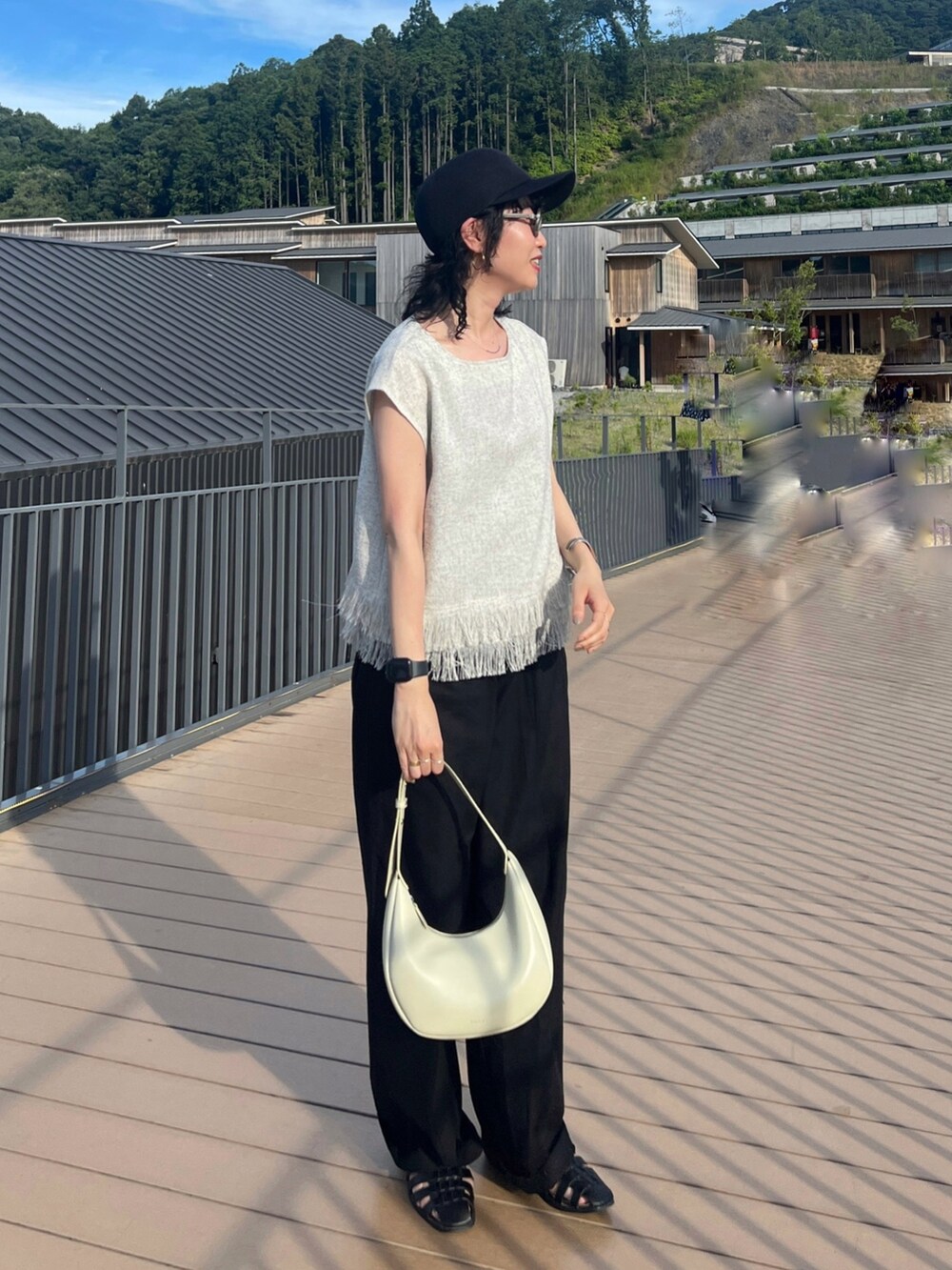 「オフィスカジュアル、きれいめカジュアル、キャップ、夏セールで買いました、プチプラ、モノトーン、ショルダーバッグ、ハンドバッグ、旅行コーデ」｜「YAHKIの【YAHKI/ヤーキ】YH-539/ワンハンドルバッグ（ハンドバッグ、グリーン系）」を使った、M a k oさん（レディース・155cm）の夏コーディネートの3枚目の写真