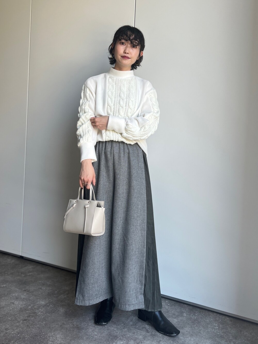 「秋冬コーデ、ビッグシルエット、プチプラ、冬コーデ、タートルネック、トートバッグ、モード、パンツスタイル、モノトーン」｜「Chez toiのケーブル×ニットソープルオーバー（Tシャツ/カットソー、ホワイト系）」を使った、M a k oさん（レディース・155cm）の秋コーディネートの2枚目の写真