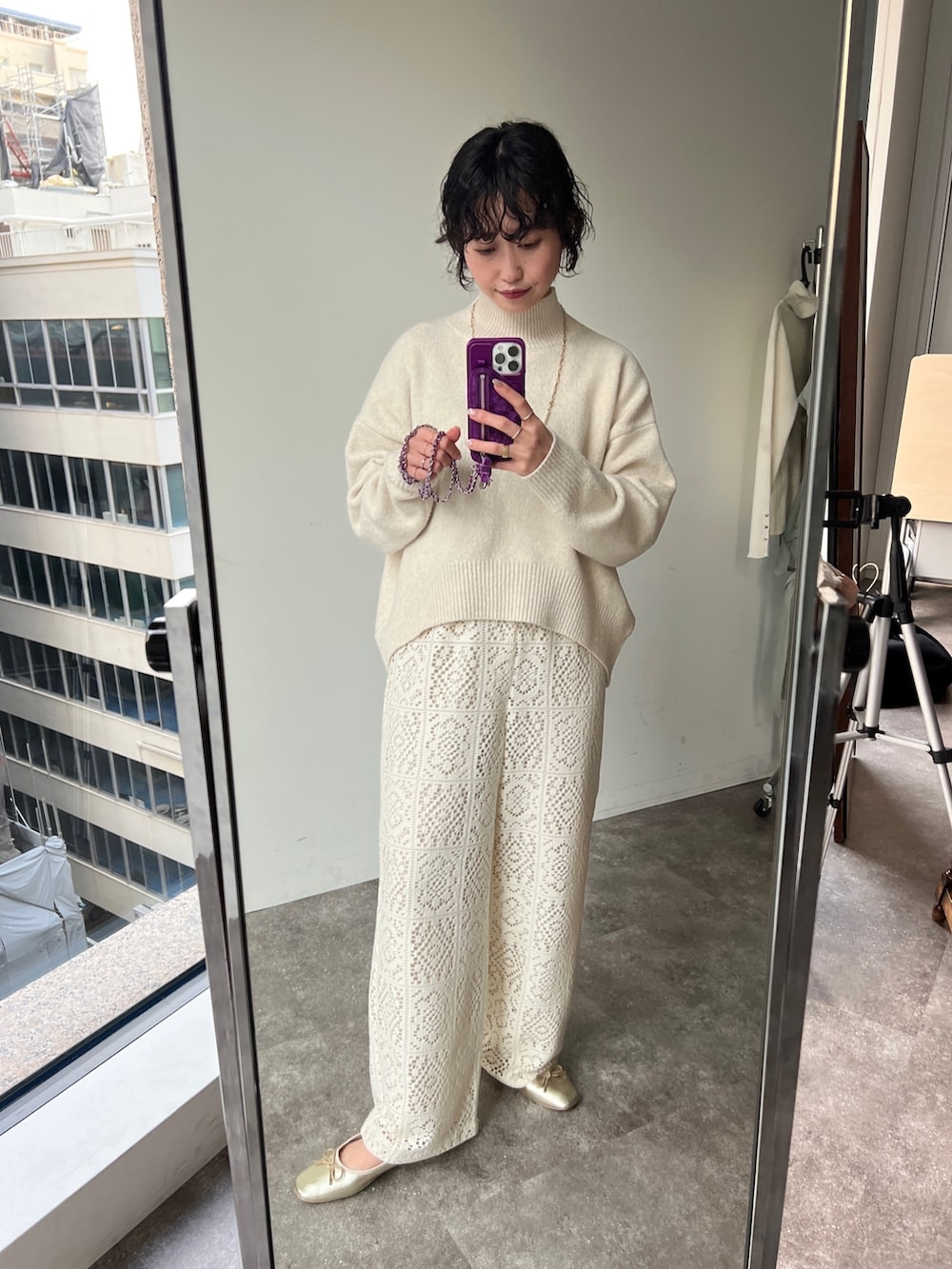 「きれいめカジュアル、ニット、冬コーデ、ロングコート、ワントーンコーデ、ビッグシルエット、レイヤードスタイル、私の推しブランド、シンプルコーデ、タートルネック、淡色コーデ、淡色女子」｜「Chez toiのBACKスリットハイネック前後差プルオーバー（ニット/セーター、ホワイト系）」を使った、M a k oさん（レディース・155cm）の冬コーディネートの2枚目の写真