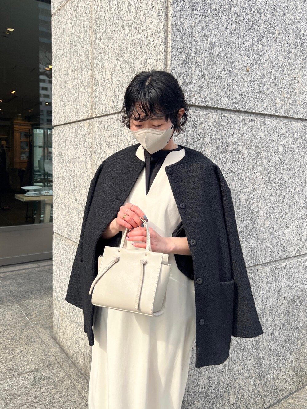 「淡色コーデ、きれいめカジュアル、ジャンパースカート、プチプラ、春色、ジャケット、オフィスカジュアル、卒業式、卒園式、モノトーン、春アウター、シンプルコーデ、春服みてみて」｜「Chez toiのツイードミドル丈ジャケットコート（ノーカラージャケット、ブラック系）」を使った、M a k oさん（レディース・155cm）の冬コーディネートの3枚目の写真