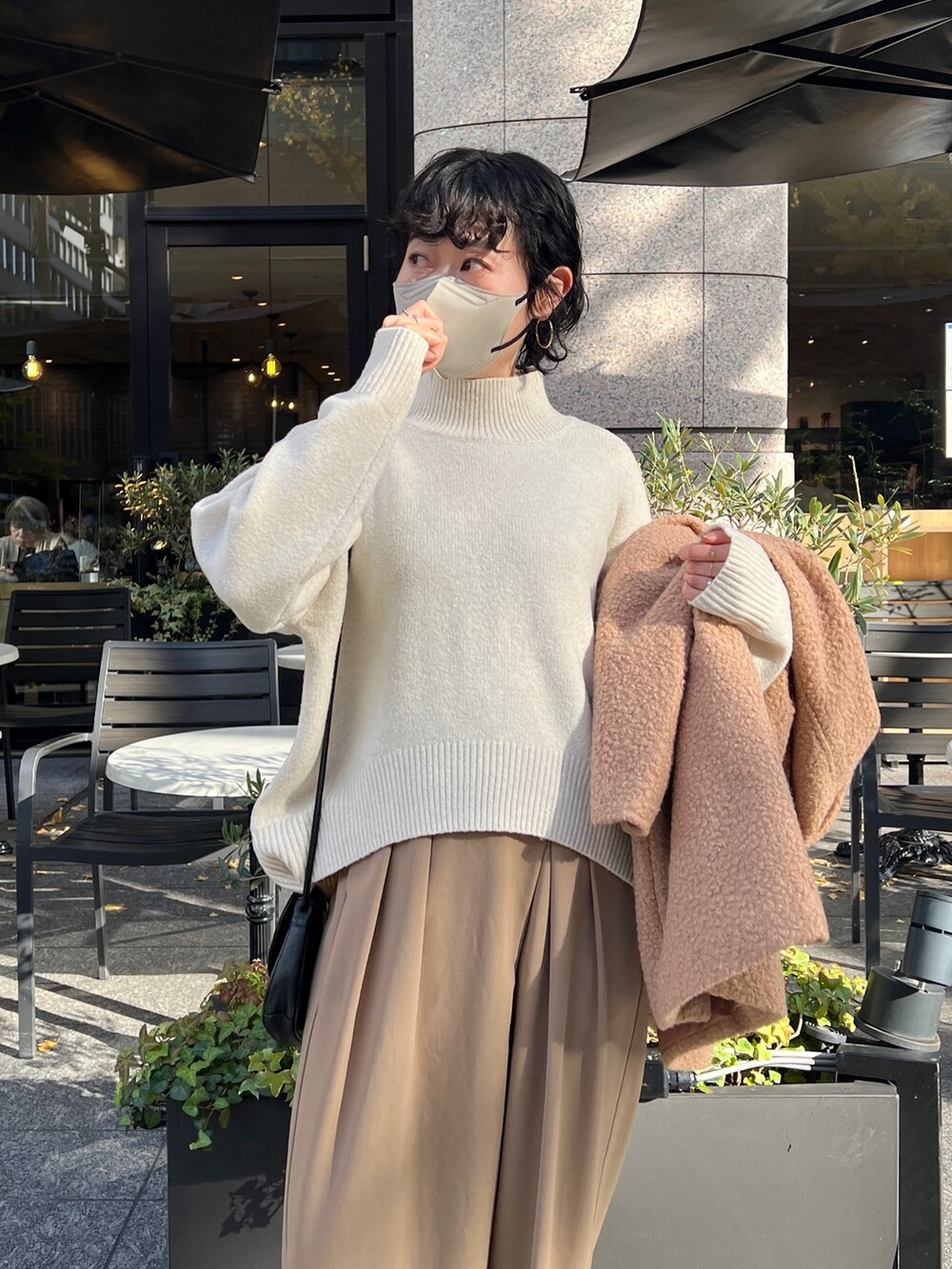 「ロングコート、冬コーデ、タートルネック、ボアジャケット、モード、ホワイトコーデ、クリスマスに着たい服、マイベストコーデ2022、休日スタイル、韓国ファッション、ニット、きれいめカジュアル」｜「Instagramのアイテム（その他、ホワイト系）」を使った、M a k oさん（レディース・155cm）の冬コーディネートの5枚目の写真