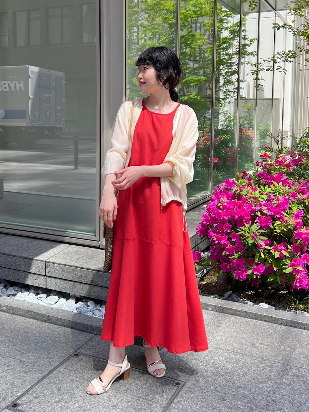 「レイヤードスタイル、シアートップス、ショップスタッフのアクティブコーデ、ショップスタッフのおしゃれ配色、ショップスタッフの推しワンピ、シンプルコーデ、プチプラ、休日スタイル、ビタミンカラー、キャミワンピ、オフィスカジュアル、ロングワンピース」｜「Chez toiの楊柳シアーブルゾン（ブルゾン、ホワイト系）」を使った、M a k oさん（レディース・155cm）の春コーディネートの3枚目の写真