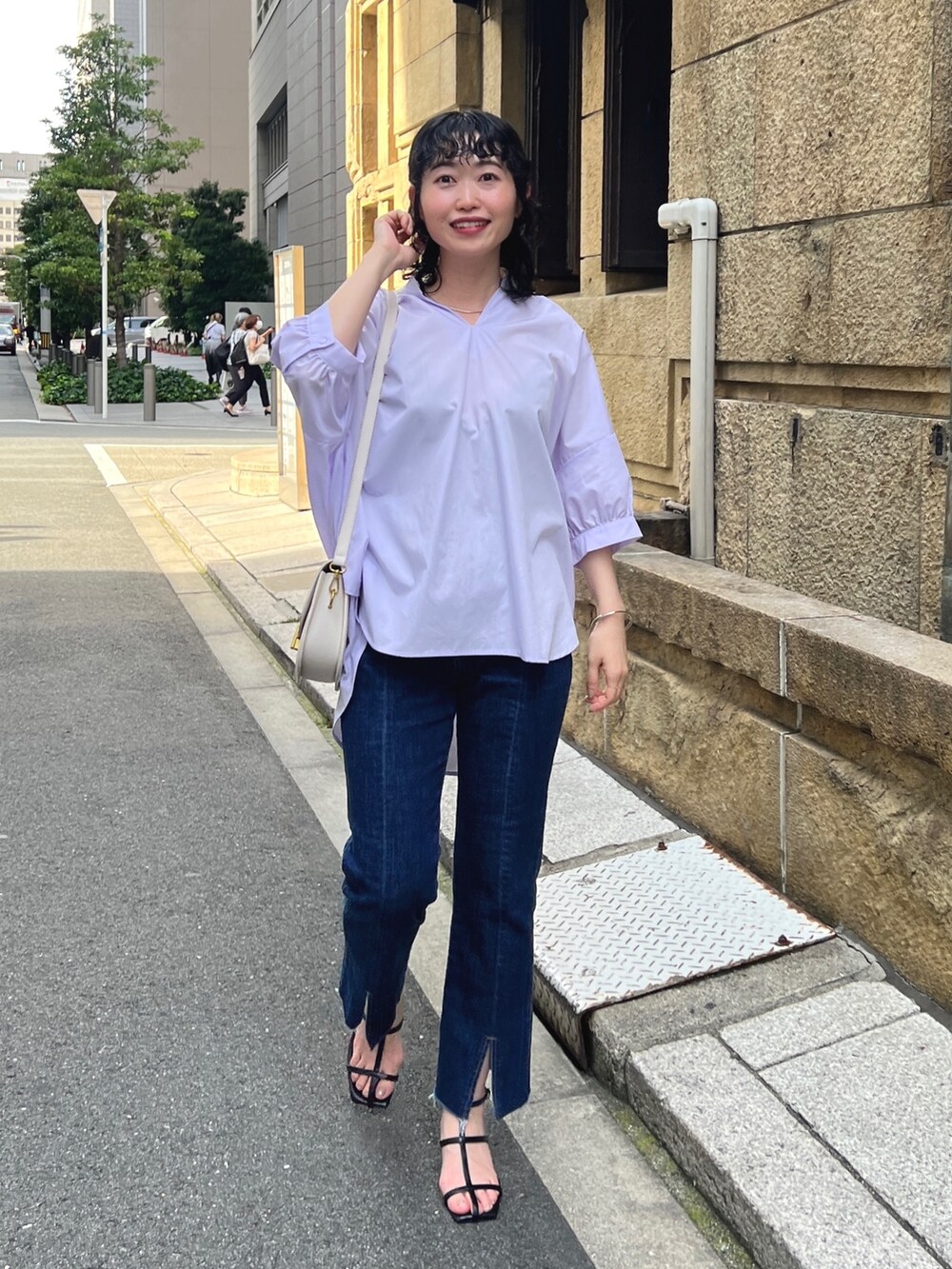 「夏コーデ、休日スタイル、デニム、プチプラ、淡色コーデ、ビッグシルエット、お出かけコーデ、オフィスカジュアル、きれいめカジュアル、シャツスタイル、夏セールで買いました」｜「Chez toiのバックギャザースキッパーシャツ（シャツ/ブラウス、パープル系）」を使った、M a k oさん（レディース・155cm）の夏コーディネートの3枚目の写真