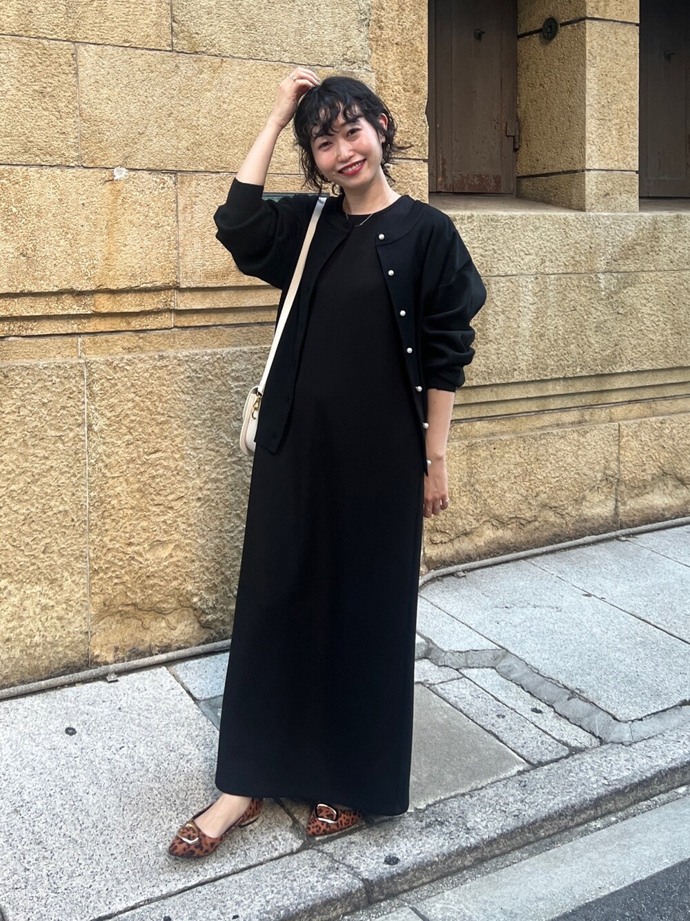 「秋服準備はじめました、ワンピース、セットアップ、レイヤードスタイル、カラー×コーデ、ブラウン、韓国ファッション、休日スタイル、きれいめカジュアル、プチプラ、モノトーン」｜「Chez toiのパールボタンアイレットカーディガン（カーディガン/ボレロ、ブラック系）」を使った、M a k oさん（レディース・155cm）の夏コーディネートの4枚目の写真