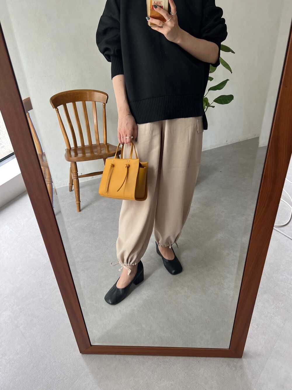 ブラック系のTシャツ/カットソー、ブラック系のパンプス、ベージュ系のその他パンツを着用したレディースの秋コーディネートの3枚目の写真