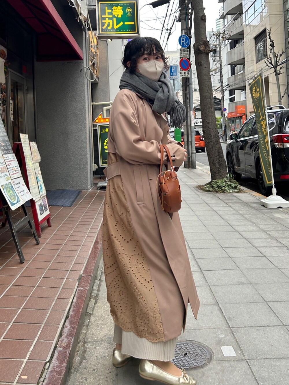 「私の推しブランド、レイヤードスタイル、シンプルコーデ、マフラー、淡色コーデ、きれいめカジュアル、Coming soon...、ロングコート、ビビッドカラー、プチプラ、淡色女子」｜「Chez toiのBACKカットワークレーストレンチコート（トレンチコート、ベージュ系）」を使った、M a k oさん（レディース・155cm）の冬コーディネートの3枚目の写真