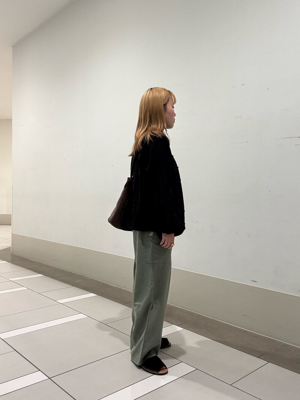 グリーン系のその他パンツ、ブラウン系のショルダーバッグ、ブラック系のシャツ/ブラウスを着用したレディースの春コーディネートの3枚目の写真
