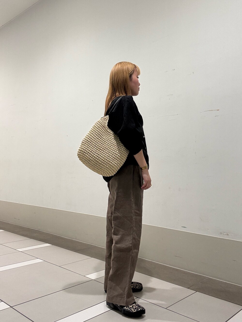 ブラック系のシャツ/ブラウス、ブラウン系のその他パンツ、その他のスニーカーを着用したレディースの春コーディネートの2枚目の写真
